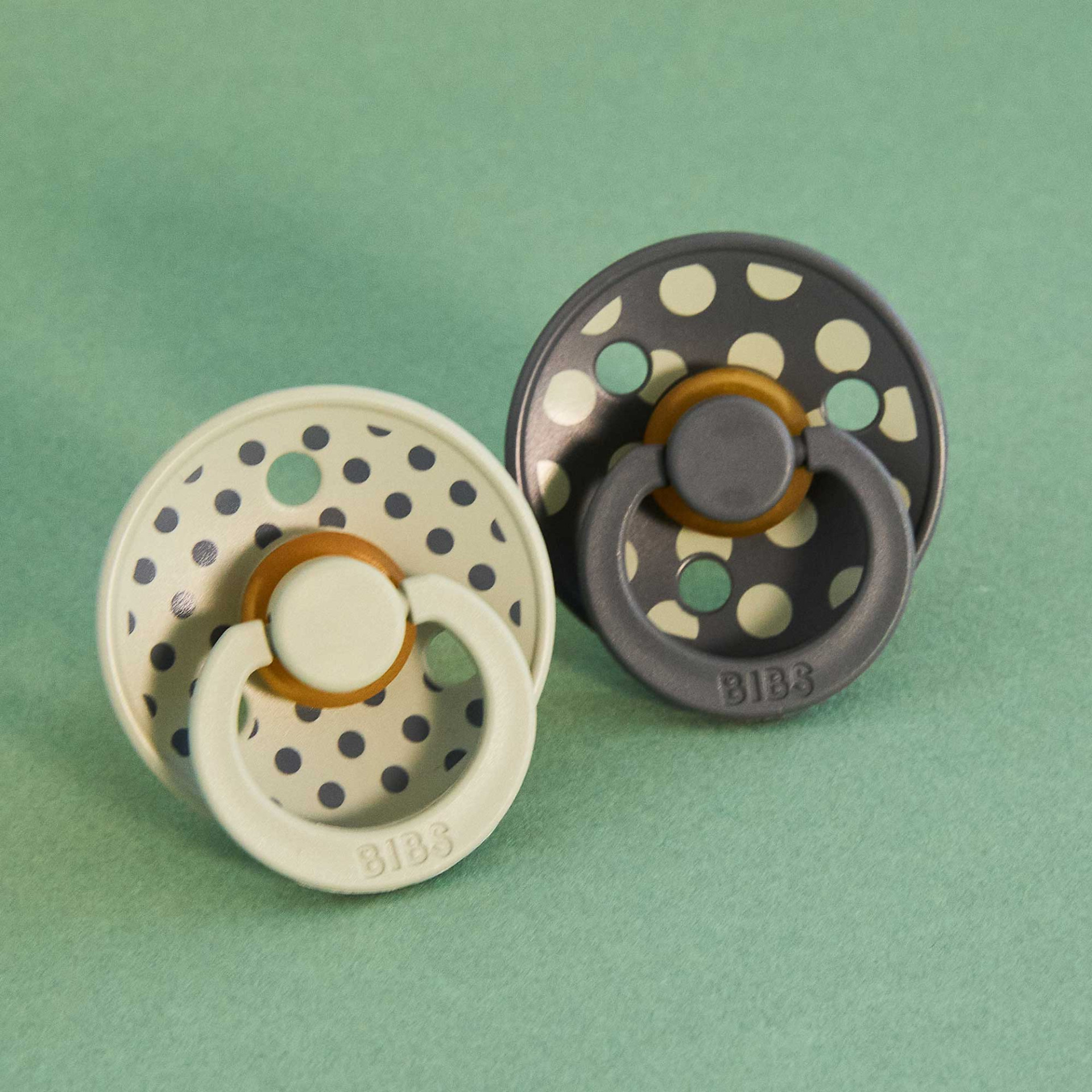 BIBS STUDIO Colour Polka dudlíky z přírodního kaučuku 2ks - vel. 1