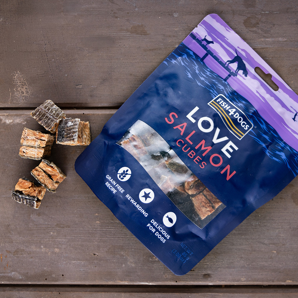 FISH4DOGS Pamlsky pro psy LOVE s lososem - kostky 85 g