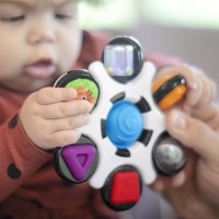 BABY EINSTEIN Hračka senzorická Curiosity Clutch ™ 3m +