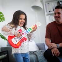 BABY EINSTEIN Hračka dřevěná hudební kytara Together in Tune Guitar™ 6m+