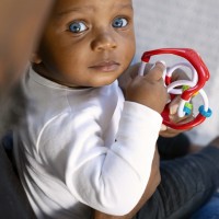 BABY EINSTEIN Hračka míček senzorický Slide & Swirl™ 0m+