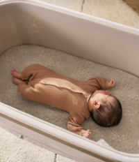 STOKKE® Snoozi™ dětská postýlka