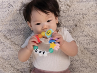 INFANTINO Kousátko silikonové Friendship BFF