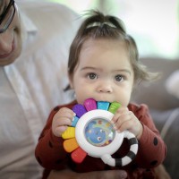 BABY EINSTEIN Hračka senzorická chrastítko a kousátko bez BPA Outstanding Opus™ 3m+