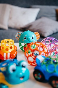 OBALL Hračka Oball RATTLE 10 cm 0m+