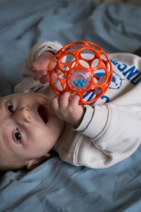 OBALL Hračka Oball RATTLE 10 cm 0m+