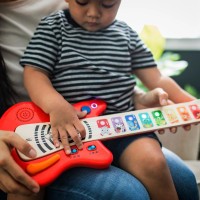 BABY EINSTEIN Hračka dřevěná hudební kytara Together in Tune Guitar™ 6m+