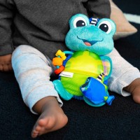 BABY EINSTEIN Hračka aktivní na C kroužku želva Neptune’s Sensory Sidekick™ 0m+