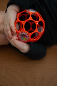 OBALL Hračka Oball RATTLE 10 cm 0m+