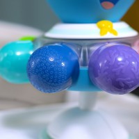 BABY EINSTEIN Hračka senzorická chobotnice s přísavkou Opus's Spin & Sea™ 3m+