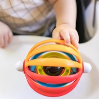 BABY EINSTEIN Hračka aktivní s přísavkou Sticky Spinner ™ 3m +