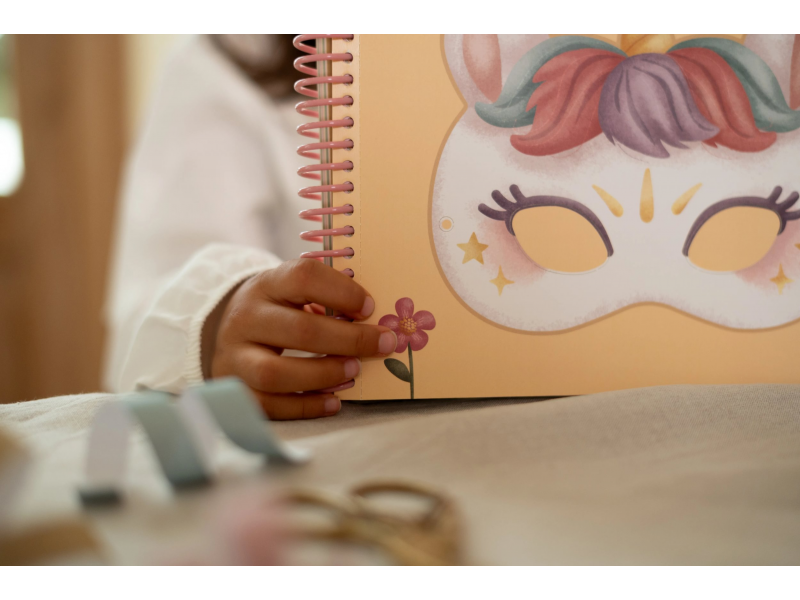 LITTLE DUTCH Kniha s vystřihovacími maskami Rosa