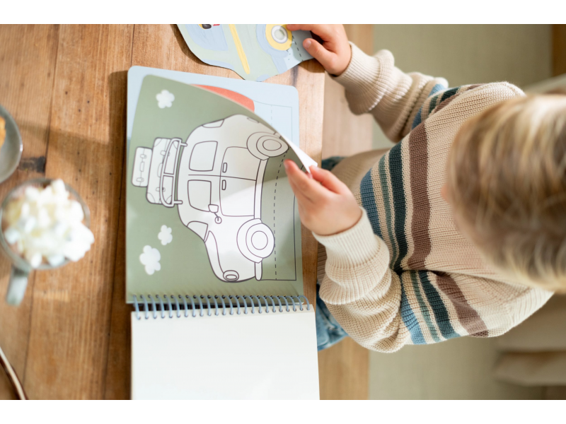 LITTLE DUTCH Kniha s vystřihovacími auty Jim