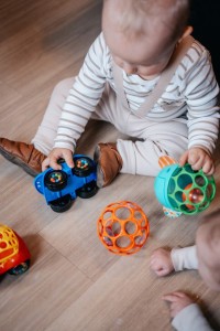 OBALL Hračka Oball RATTLE 10 cm 0m+