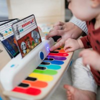 BABY EINSTEIN Hračka dřevěná hudební piano Together in Tune Piano 12m+