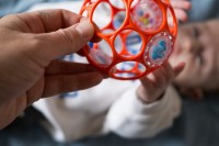 OBALL Hračka Oball RATTLE 10 cm 0m+