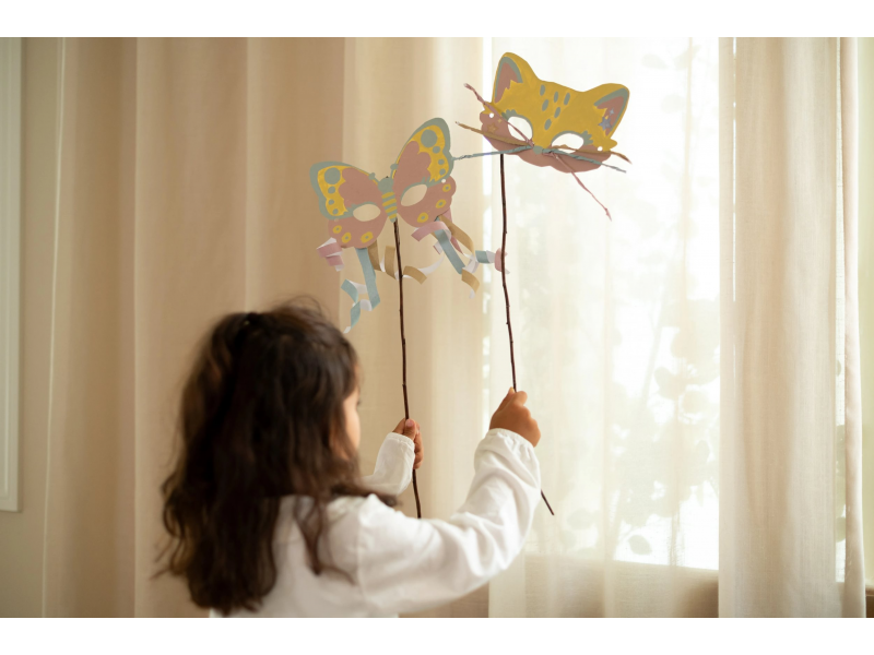 LITTLE DUTCH Kniha s vystřihovacími maskami Rosa