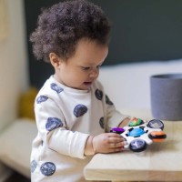 BABY EINSTEIN Hračka senzorická Curiosity Clutch ™ 3m +