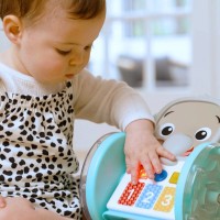 BABY EINSTEIN Hračka hudební interaktivní Chase & Tap Earl™ 6m+