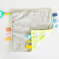 Dečka mazlící  na C kroužku Little Taggies palmy 0m+