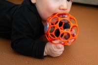 OBALL Hračka Oball RATTLE 10 cm 0m+AQUAINT 100% ekologická čisticí voda 50 ml