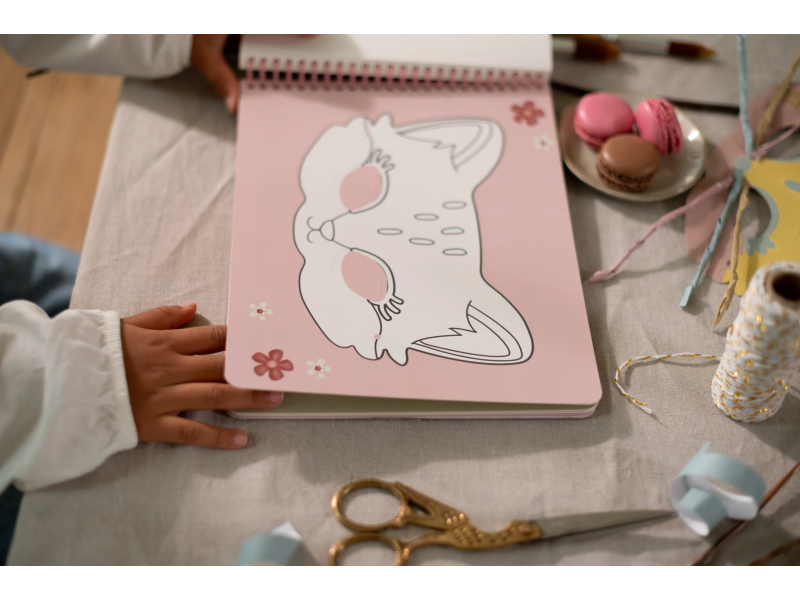 LITTLE DUTCH Kniha s vystřihovacími maskami Rosa